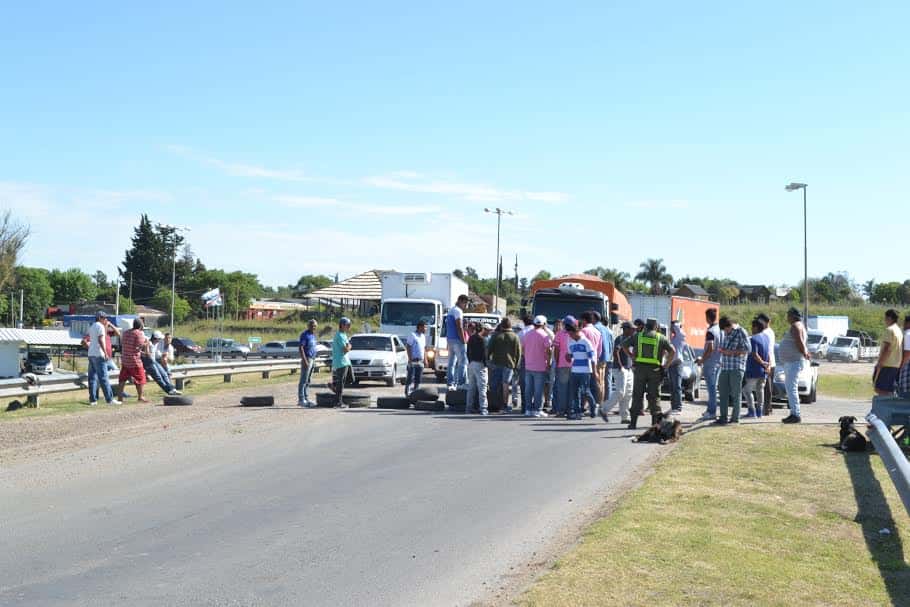 Pescadores cortaron el ingreso al viaducto Victoria-Rosario