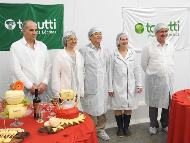 El embajador de China visitó la industria elaboradora de quesos Tonutti