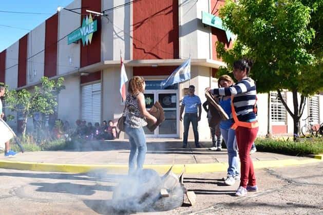 Mientras dos gremios acuerdan, otro reclama y quema gomas frente a la Municipalidad de Viale