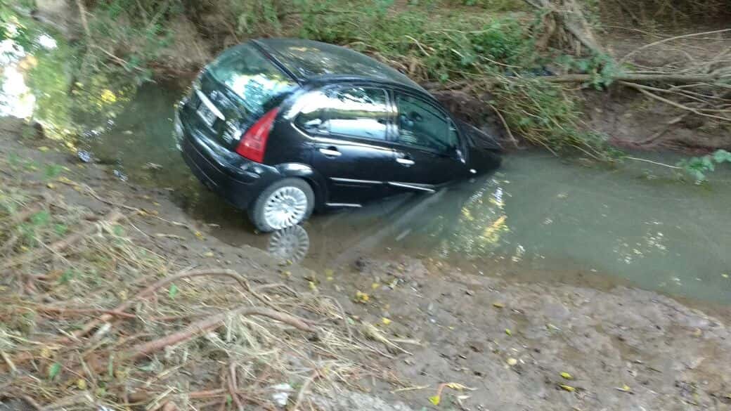 Un automóvil cayó a un arroyo de Aldea Protestante