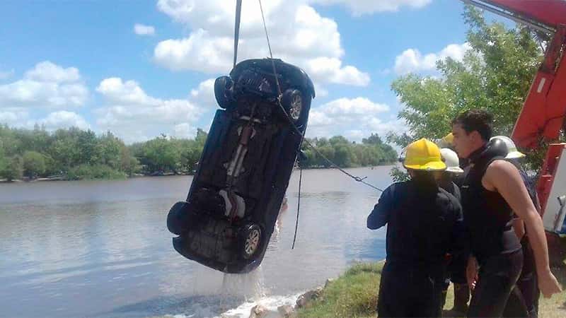 Hallan dos personas fallecidas en el auto que cayó al río Gualeguaychú