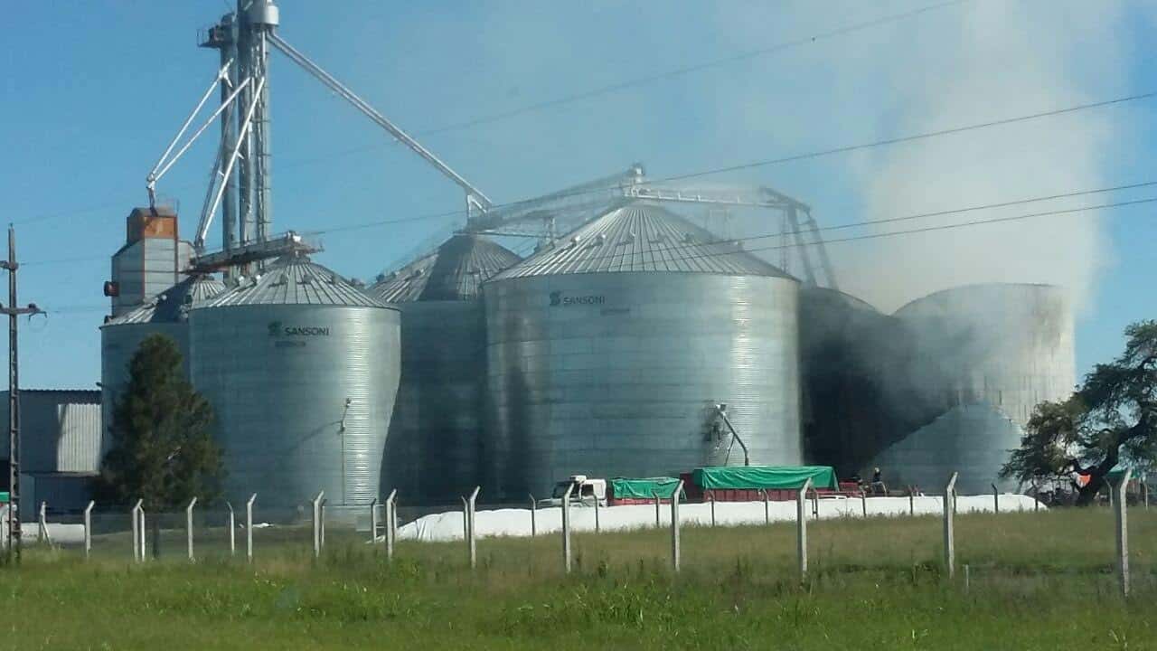 Se incendió uno de los silos de la planta de acopio de cereales de LAR en Alcaráz