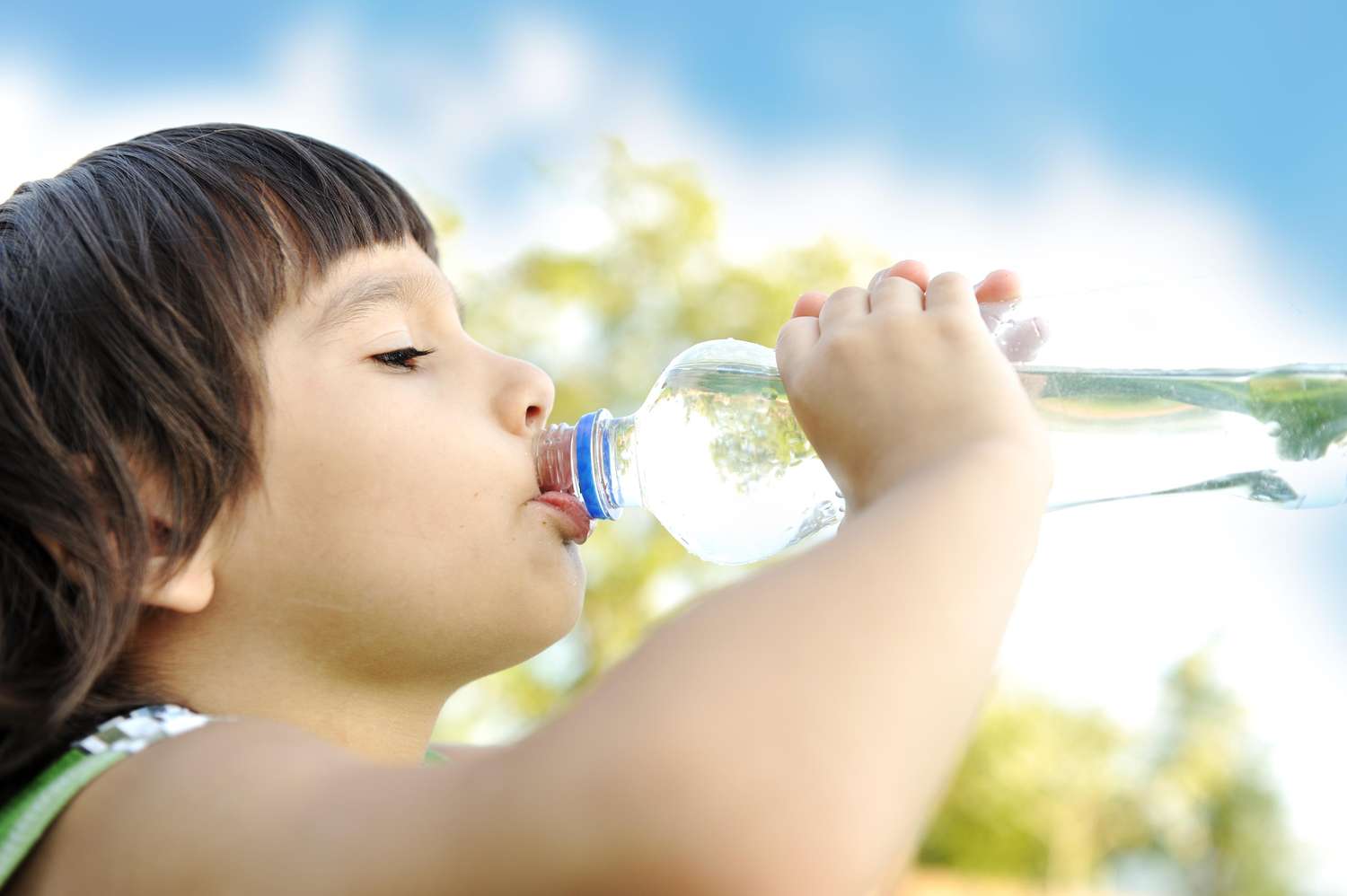 Es importante mantener una buena hidratación durante el verano