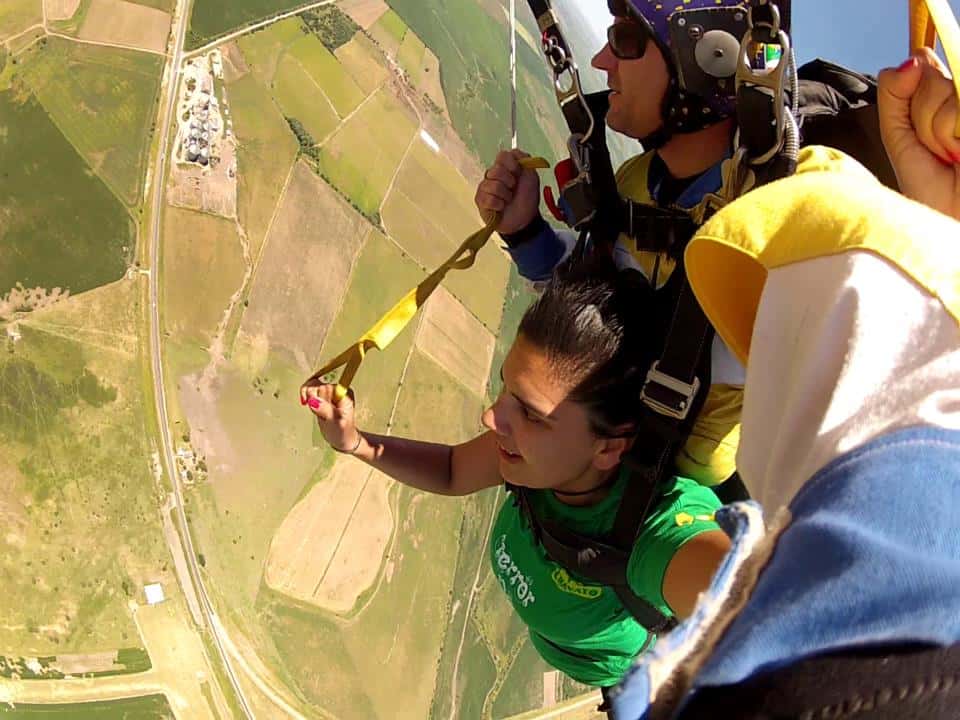 En Victoria podes vivir la experiencia de saltar en paracaídas