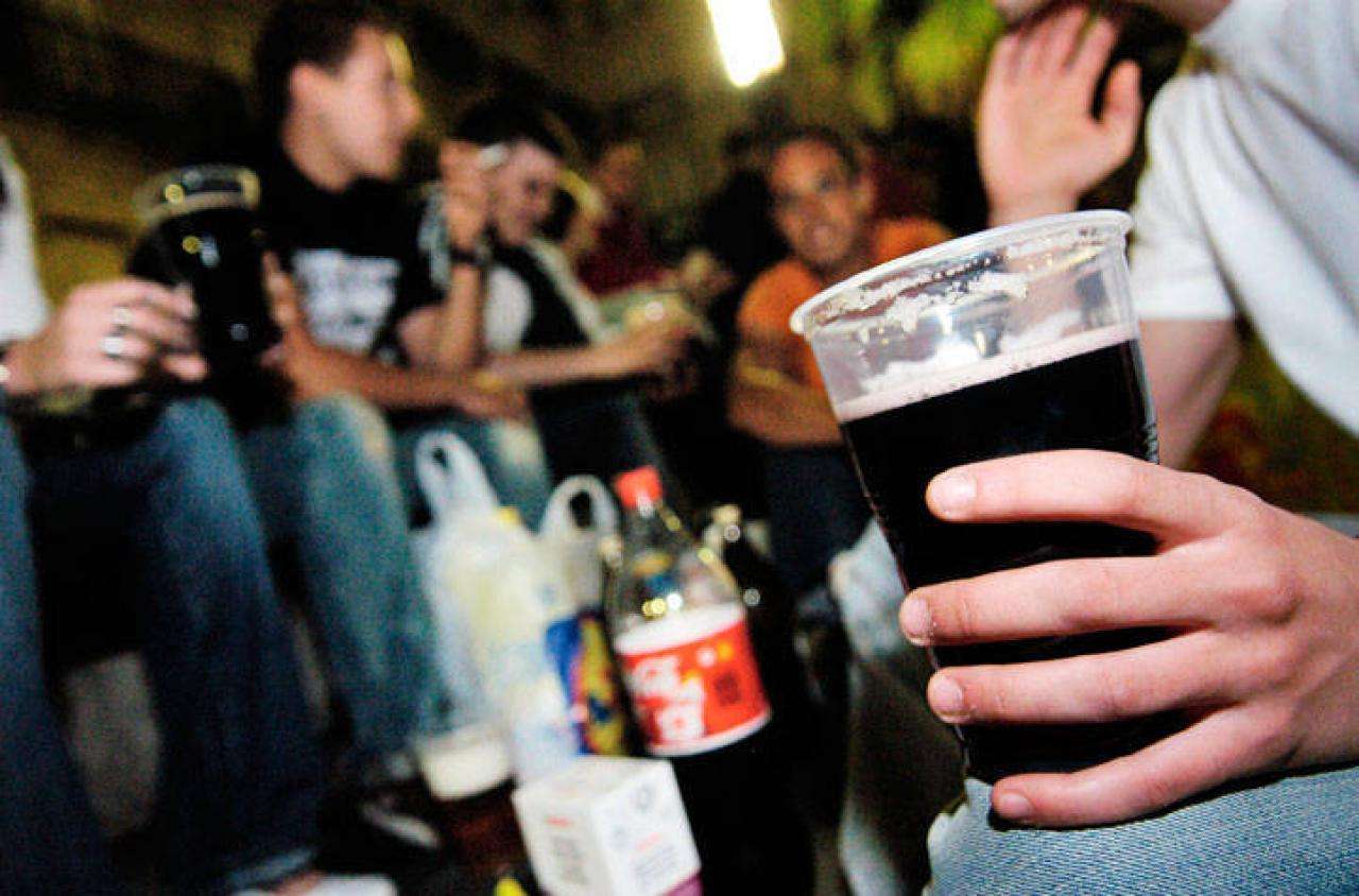 Consumir alcohol en la adolescencia altera la actividad neuronal