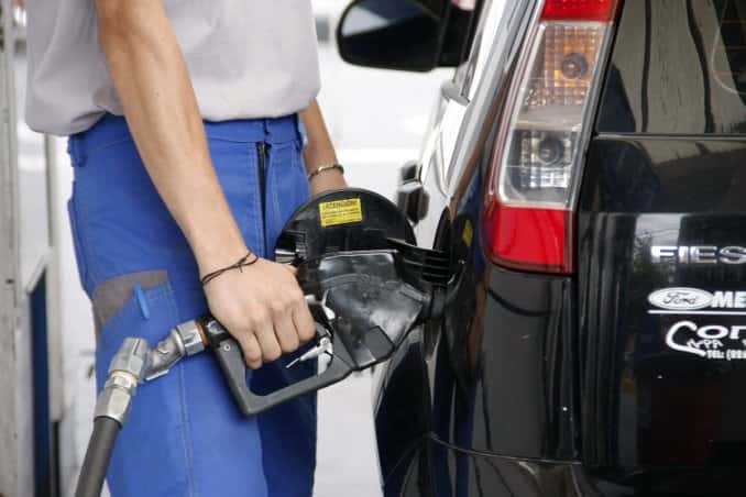 ¿Alguna vez te preguntaste por qué en otros países le dicen gasolina a nuestra nafta?