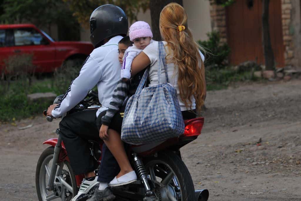 Motos: Retendrán el rodado si el acompañante viaja sin casco