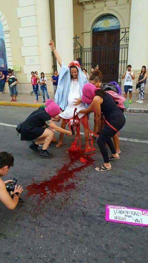 Frente a la Catedral de Tucumán, una joven vestida como la Virgen María escenificó un aborto