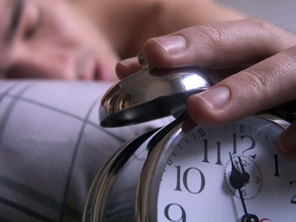 Volver muy tarde de la oficina o salir muy temprano a la mañana son dos grandes factores que alteran las horas de sueño de los trabajadores