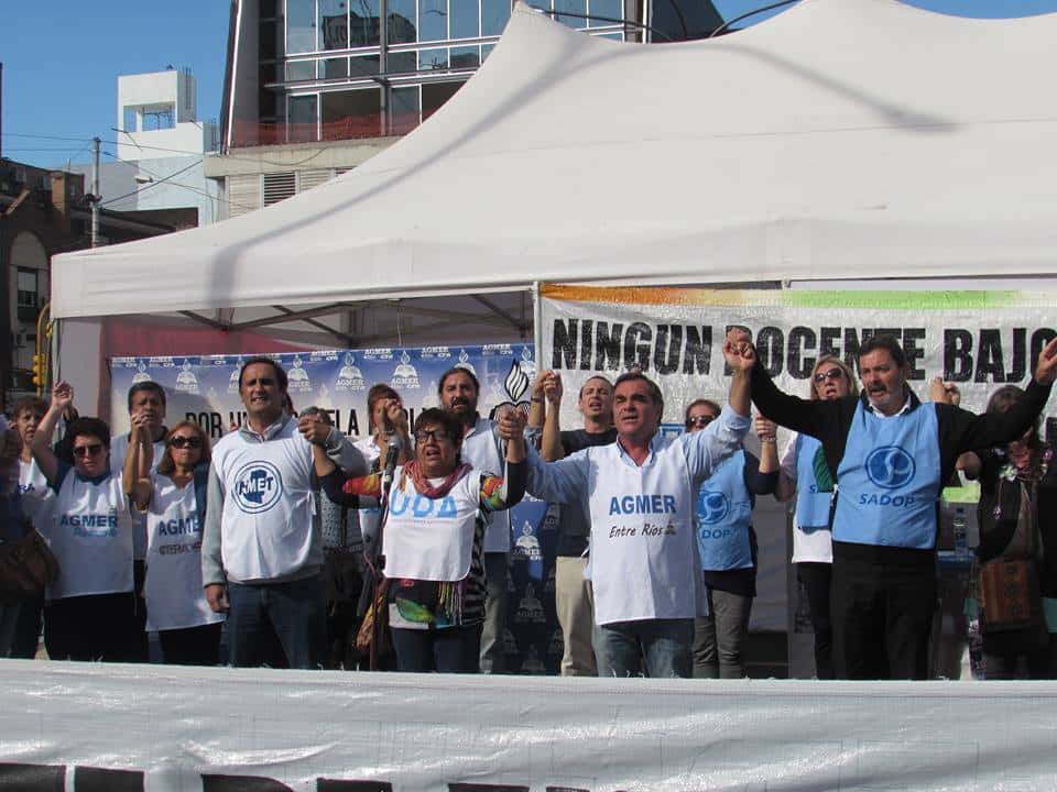 El Frente Sindical Docente pide al gobierno de Gustavo Bordet que “cese en el avance de las políticas en contra de los trabajadores”