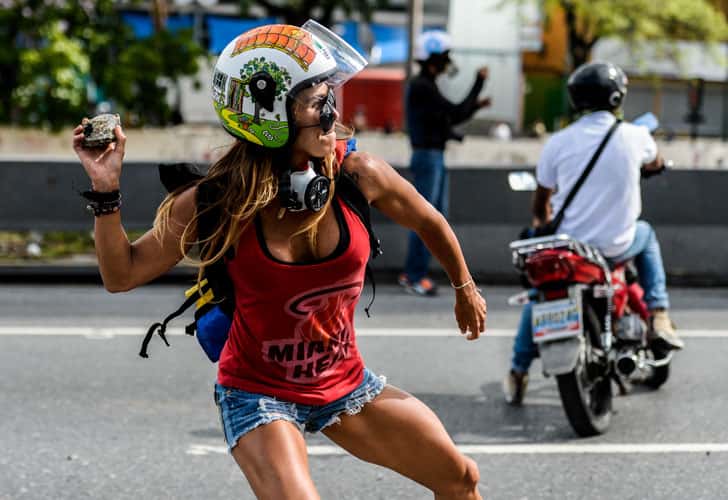 Conocé a la bella «Mujer Maravilla» que pelea contra Maduro