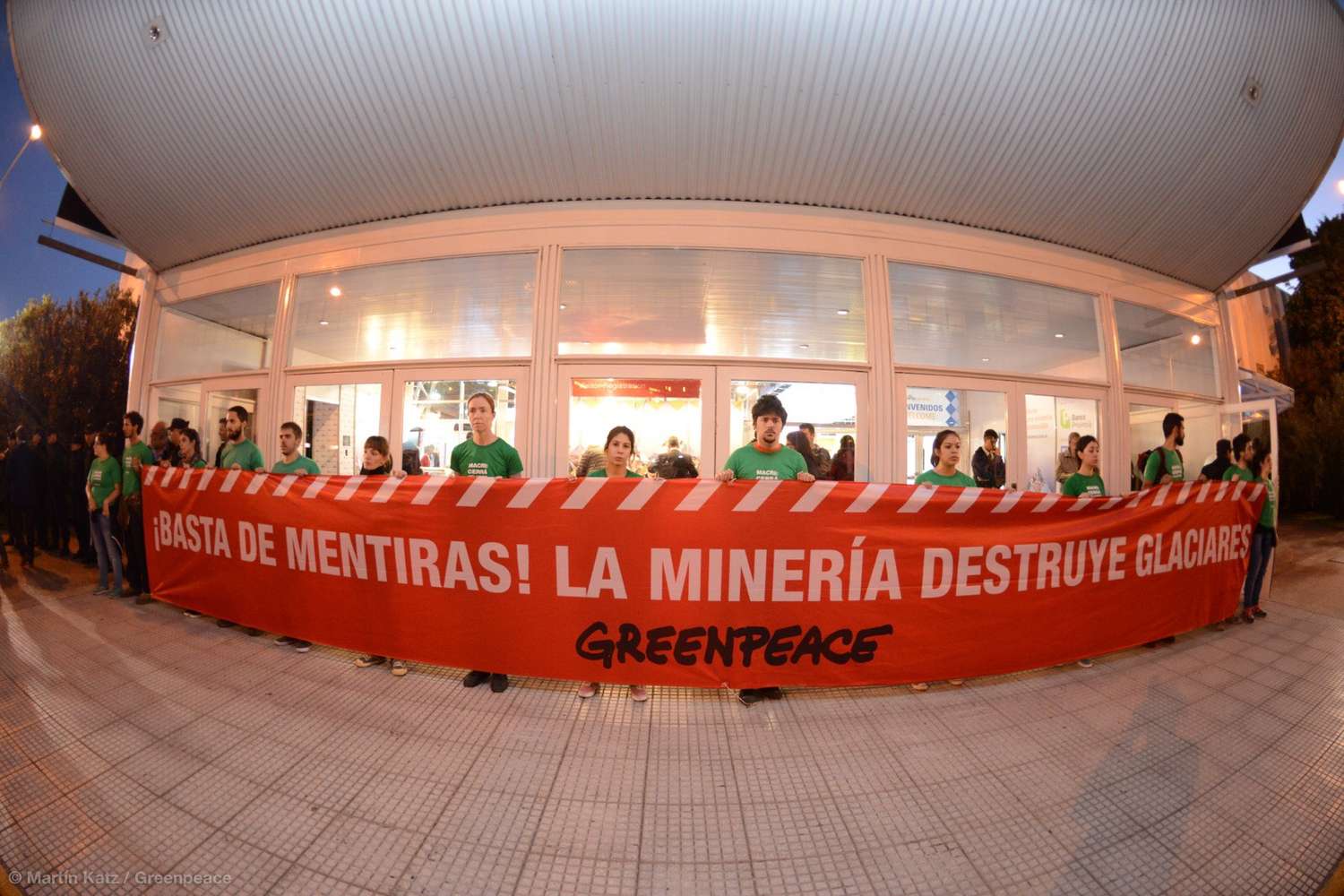 Bloqueo de Greenpeace en la Muestra Anual de Minería