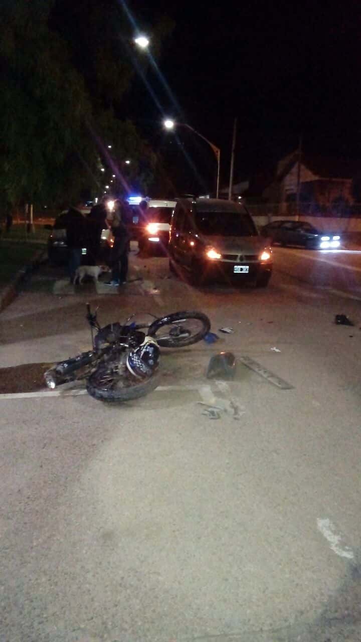 Alcoholizado, chocó y huyó abandonando la moto y su acompañante