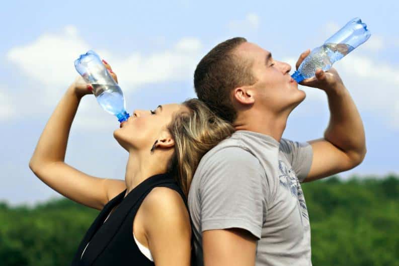 9 señales de que deberías beber más agua