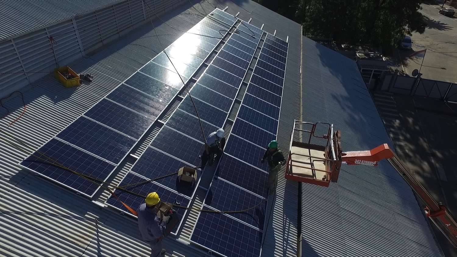 Se inauguraron dos paneles fotovoltaicos que producirán energía eléctrica