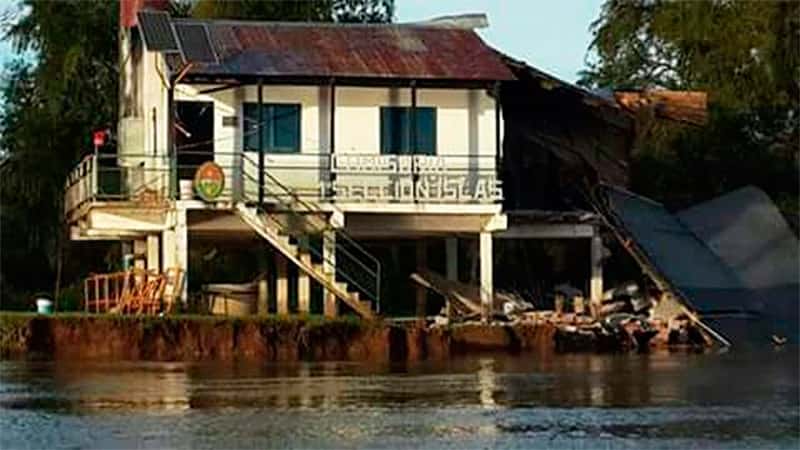 En las islas de Victoria desbarrancó parte de una comisaría debido a la creciente del río