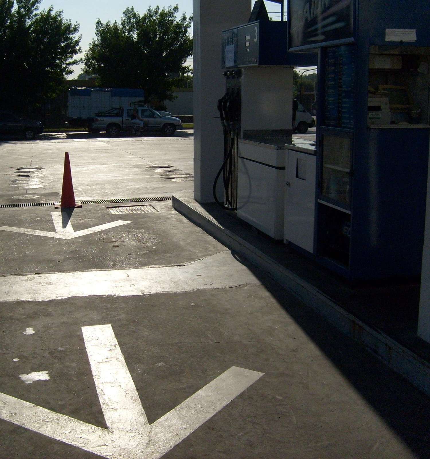 Las petroleras siguen retocando los precios en un mercado que registra contracciones en la venta de combustibles