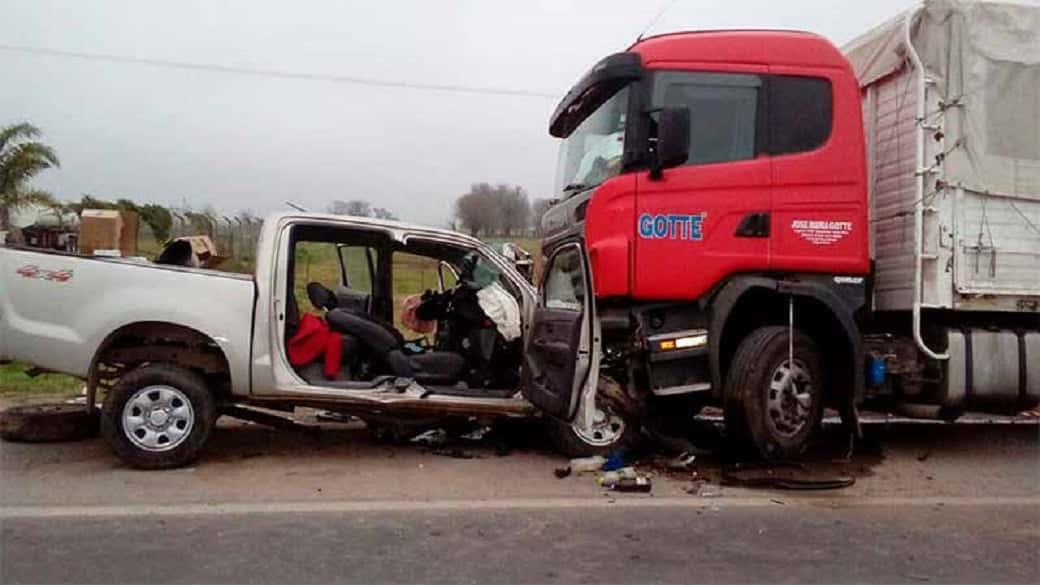 Una joven fallecida al chocar de frente una camioneta con un camión a 2 kilómetros de Nogoya