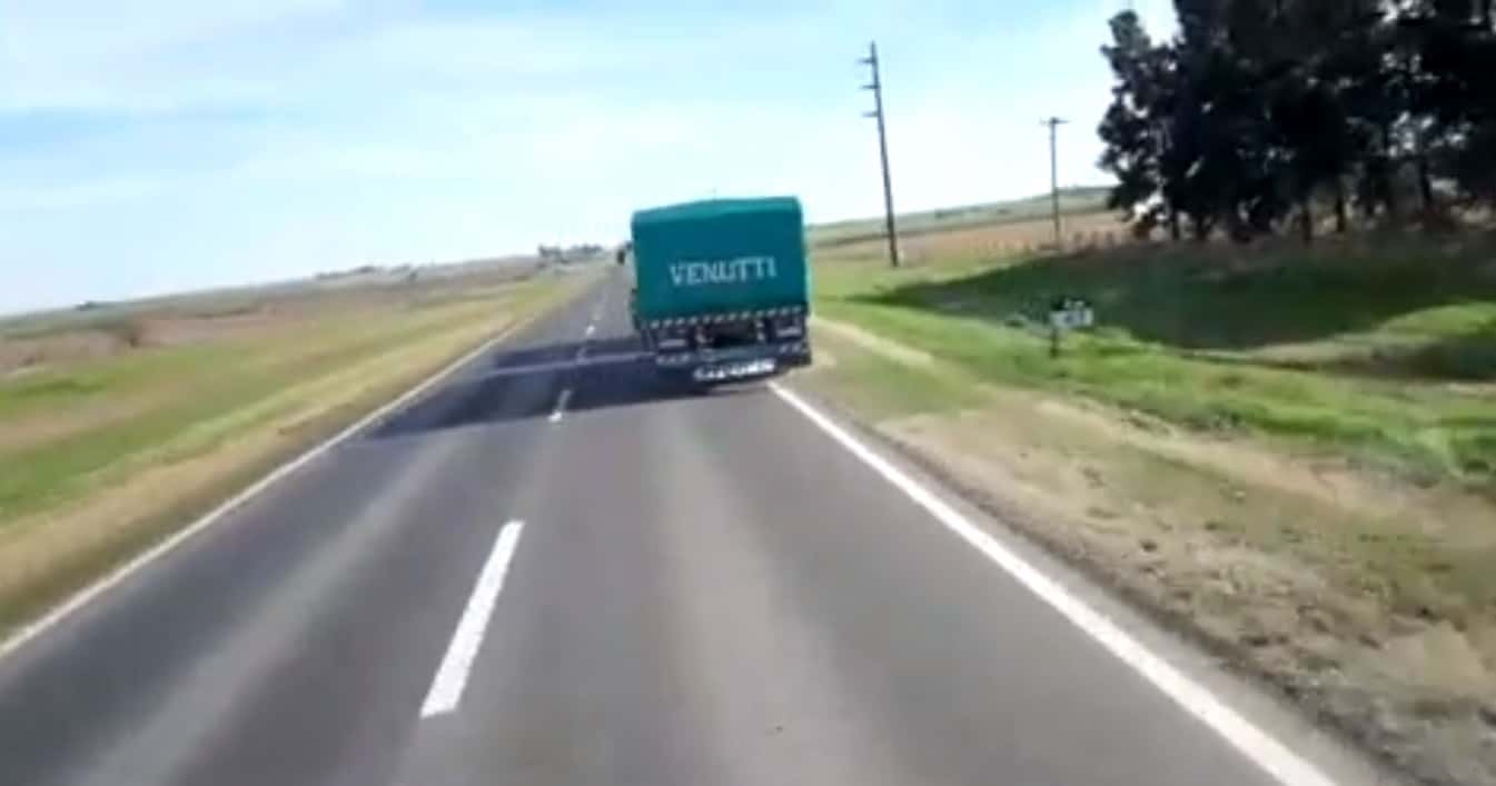 Retuvieron el carné al camionero grabado en video maniobrando imprudentemente