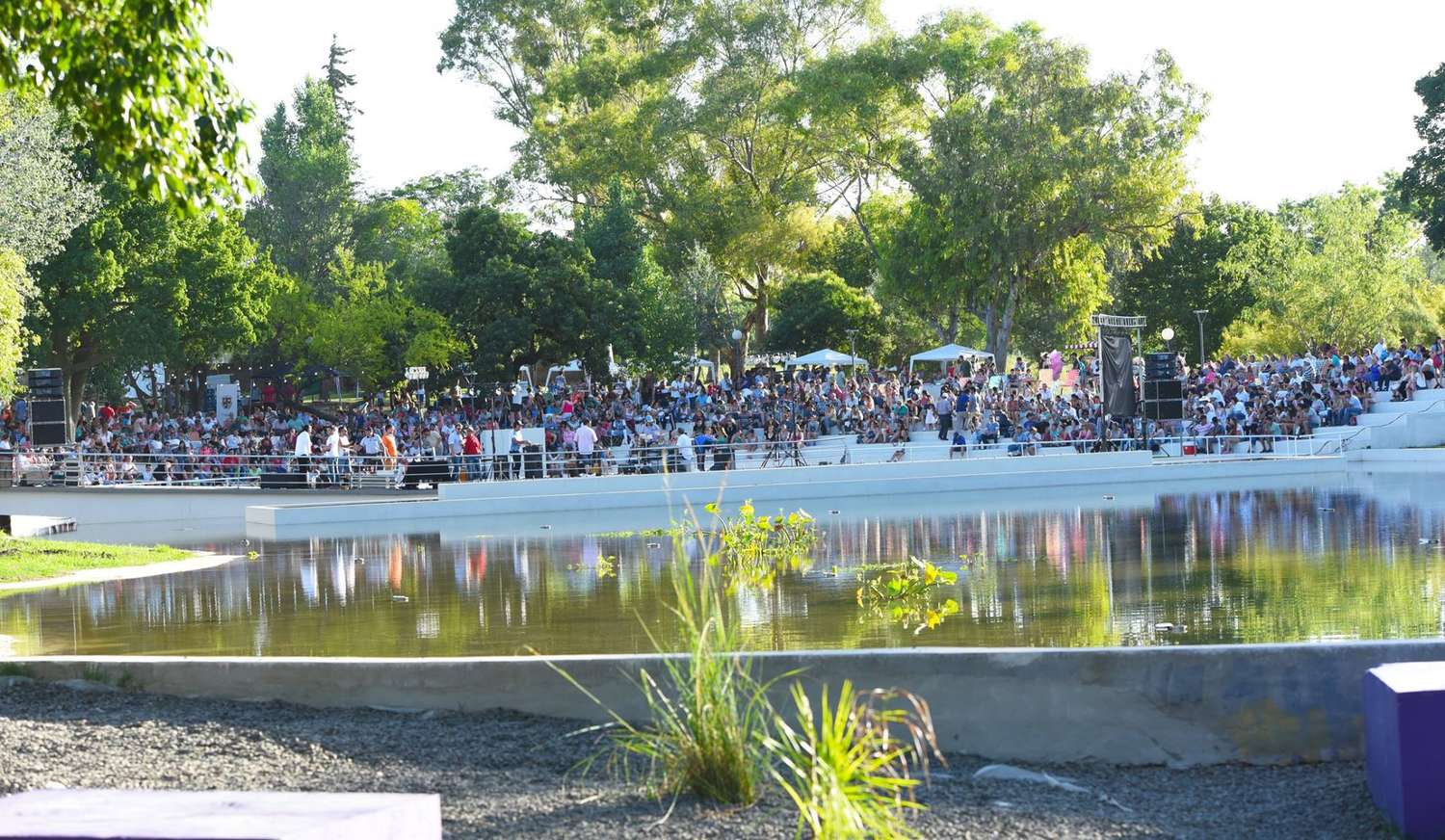 El Pre Cosquín viste de danzas y música el Anfiteatro del Lago