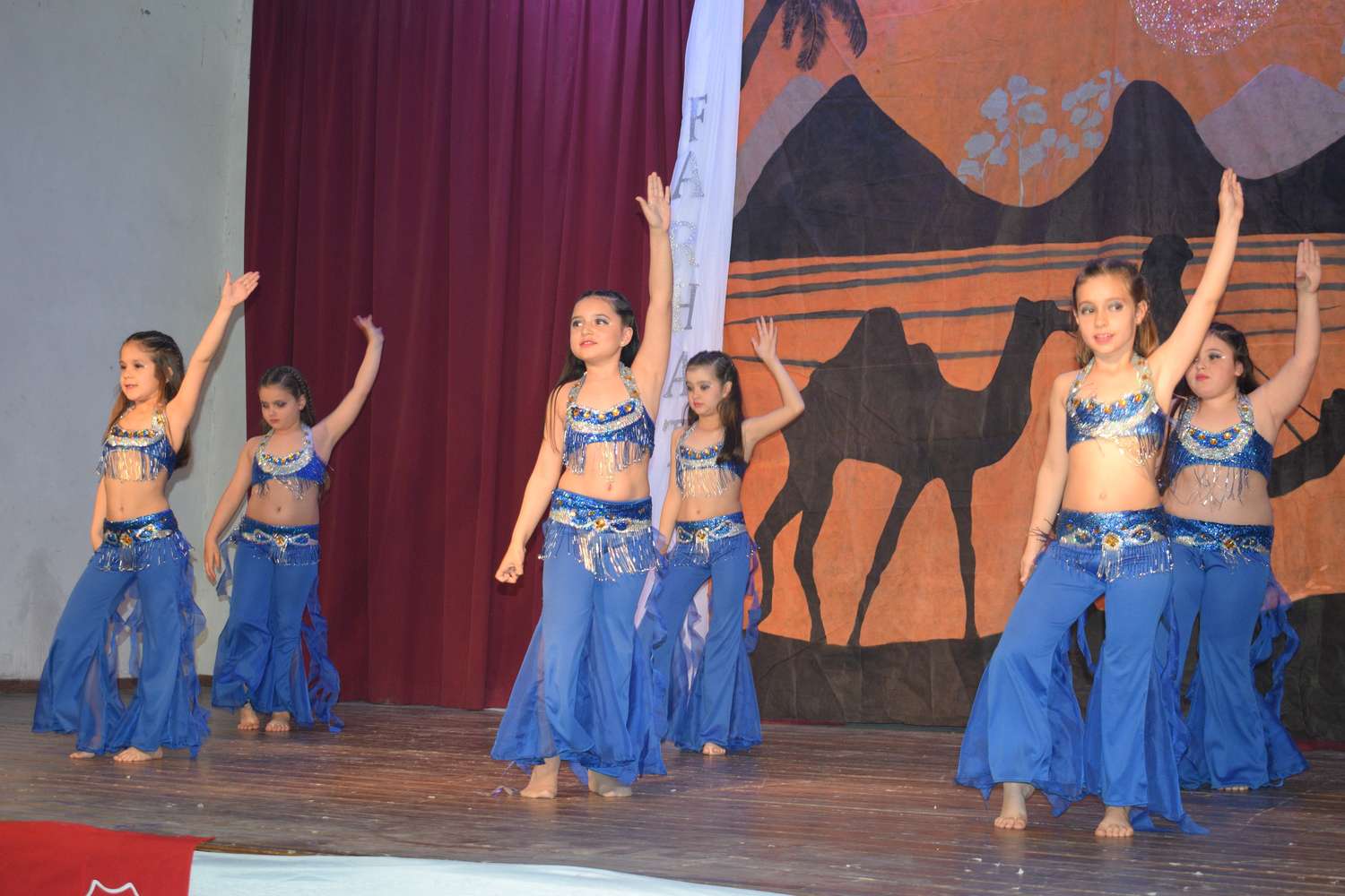 La Academia de Danzas Árabes Farhat de General Ramírez realizó su debut en el escenario