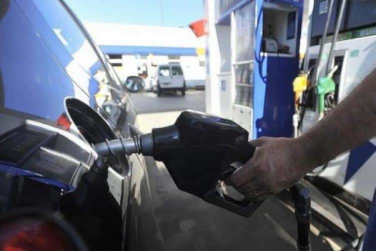 La petrolera YPF volvió a aumentar los precios de las naftas y el gasoil