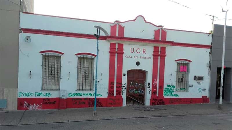 La casa partidaria de la Unión Cívica Radical amaneció este domingo con pintadas ofensivas