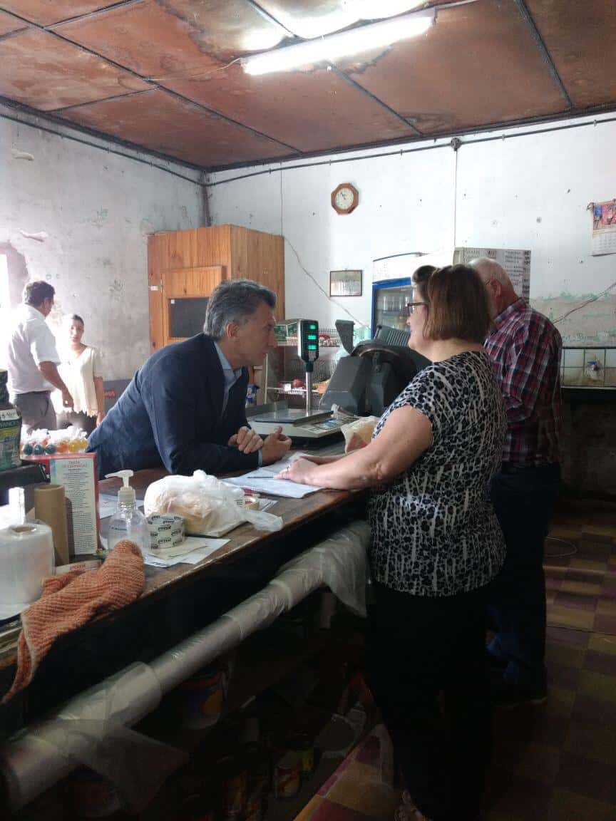 Mauricio Macri se sacó fotos con docentes en Tezanos Pinto y visitó un almacén de campo de Villa Fontana