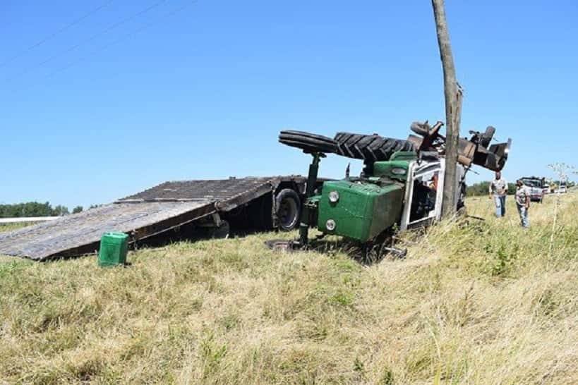 Un tractor y una máquina desmalezadora cayeron desde el carretón en el que eran trasladados