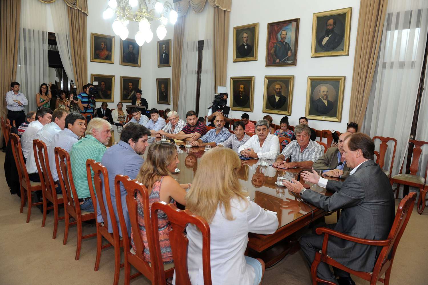 El gobernador entregó aportes a las cooperativas de Lucas González, de Seguí y de Viale