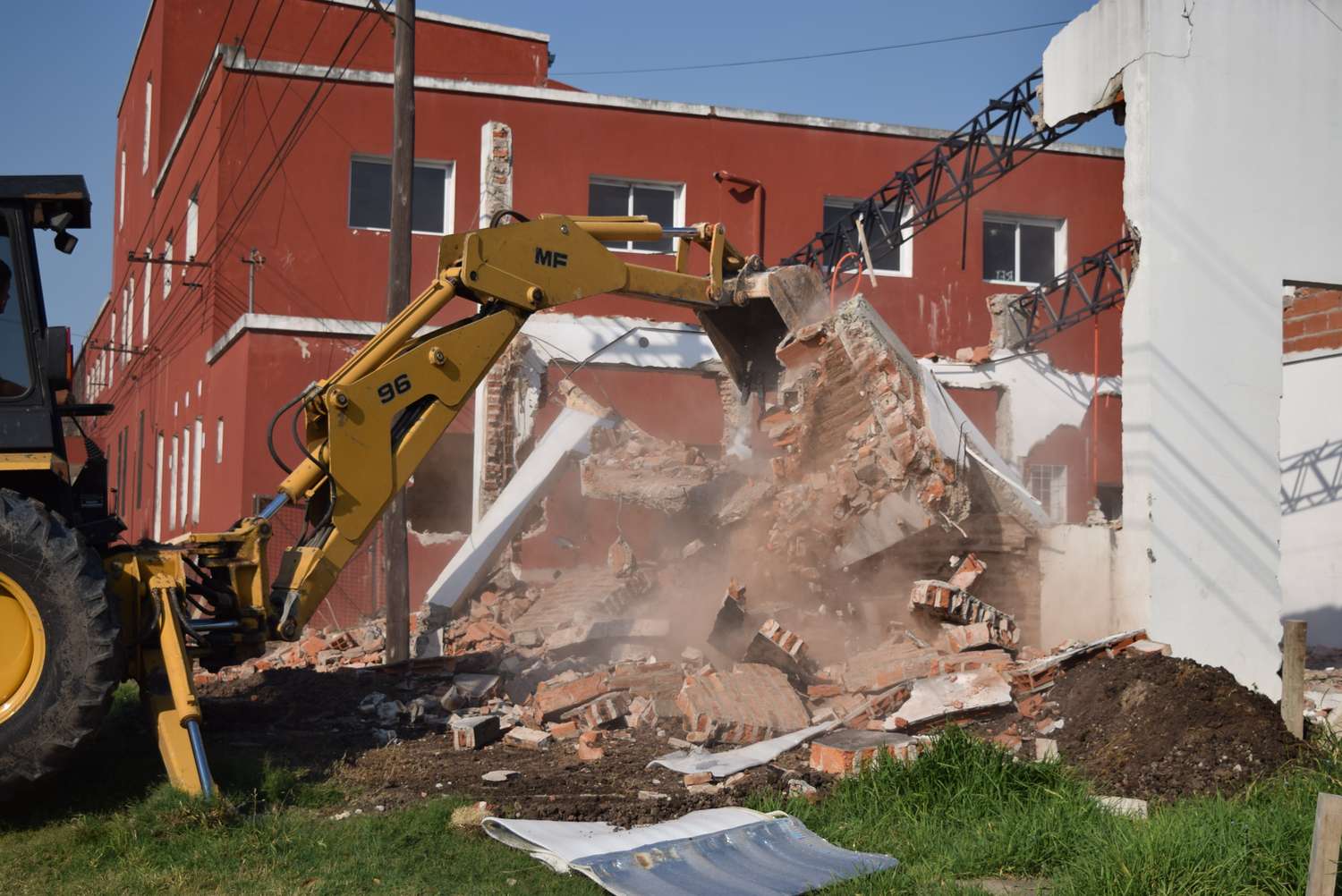 Iniciaron con las tareas de demolición del edificio de la Escuela Técnica Nº 68 “Prof. Facundo Arce”