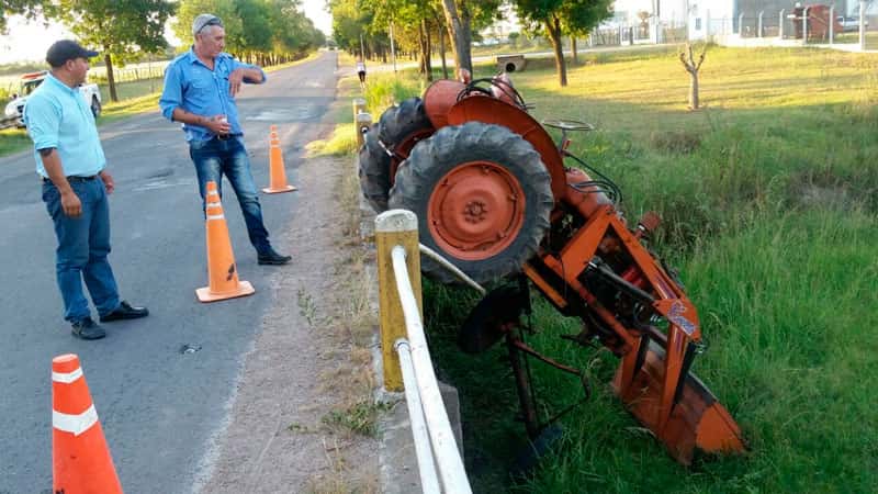 Tractor rompió la baranda y cayó del puente en el acceso a Viale