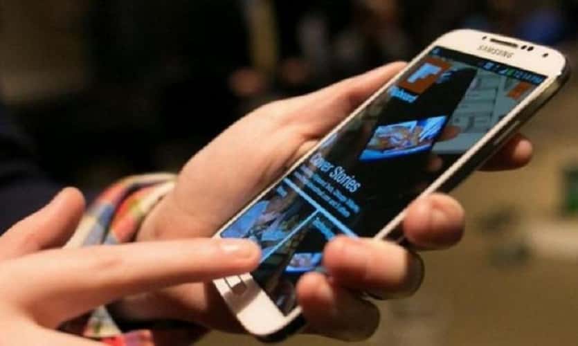 Las telefónicas buscan frenar un aumento del arancel que podría hacer más caros los abonos de celulares