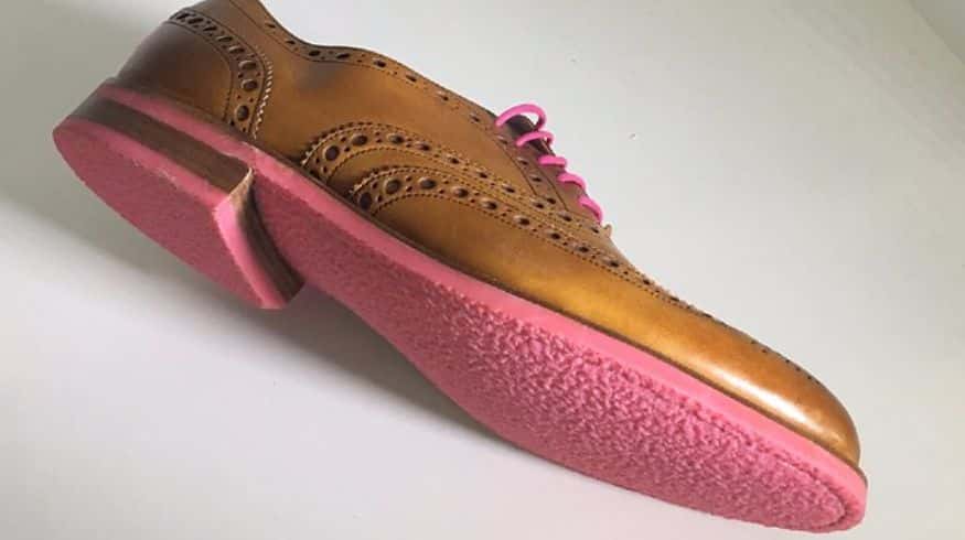 Un emprendimiento que fabrica botas y suelas de zapatos con chicles reciclados