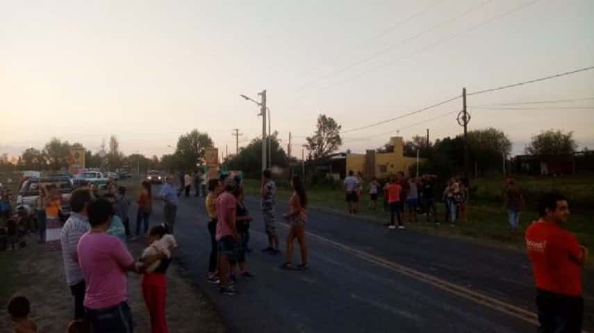 Vecinos de Santa Elena realizaron un corte de ruta en forma de protesta por los abusivos incrementos de la tarifa eléctrica