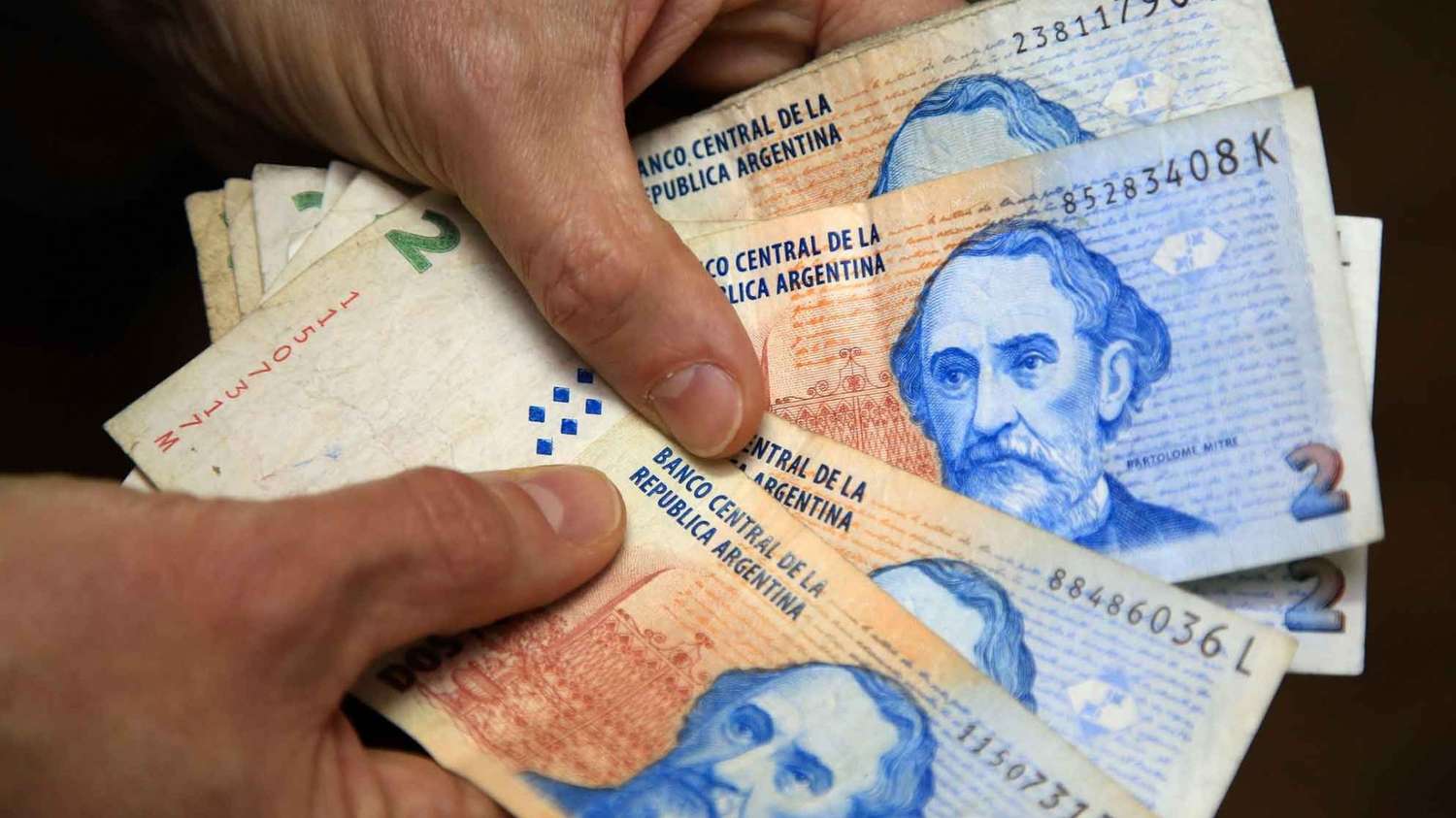 Cómo cambiar los billetes de dos pesos antes del 27 de abril