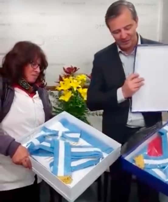El Vicegobernador entregó nuevas banderas de ceremonia a la Escuela N°187 «Argentina Soberana»