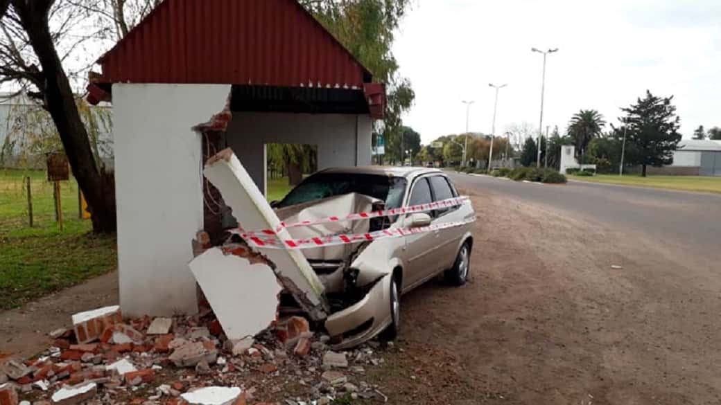 Un automóvil se incrustó en la garita del acceso a Seguí