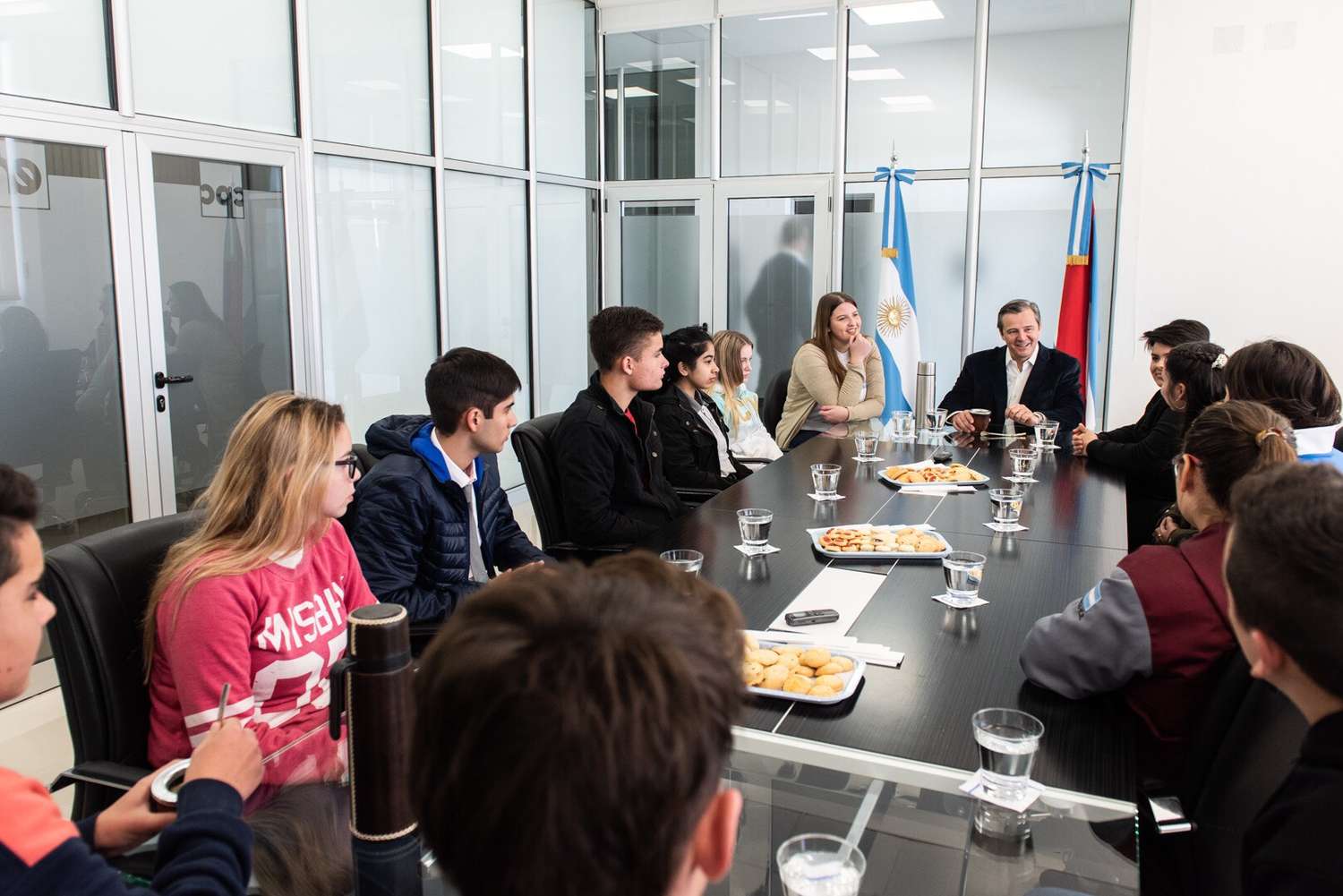 Bahl se reunió con estudiantes de Paraná y Paraná campaña para conversar sobre distintos temas