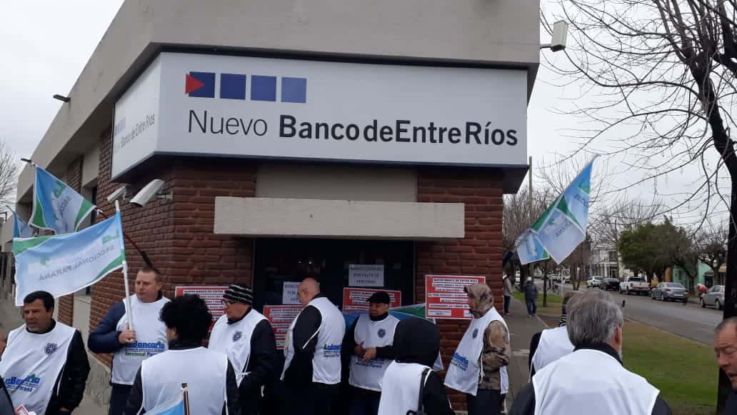 Trabajadores bancarios protestan en la sucursal Hasenkamp del NBersa por “la falta de personal”