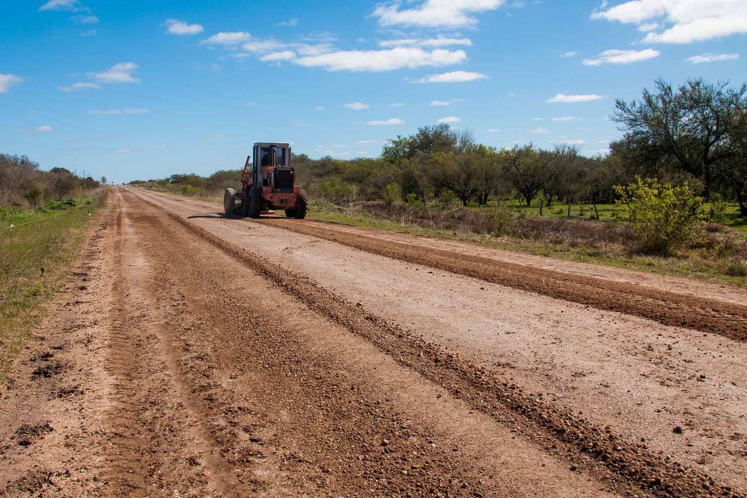 Trabajan en el mantenimiento de caminos del departamento Paraná