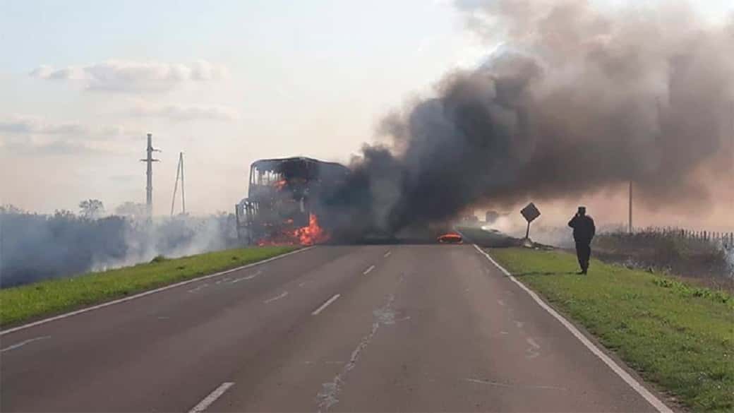 Un colectivo de la empresa San José se incendió mientras circulaba por Ruta 12