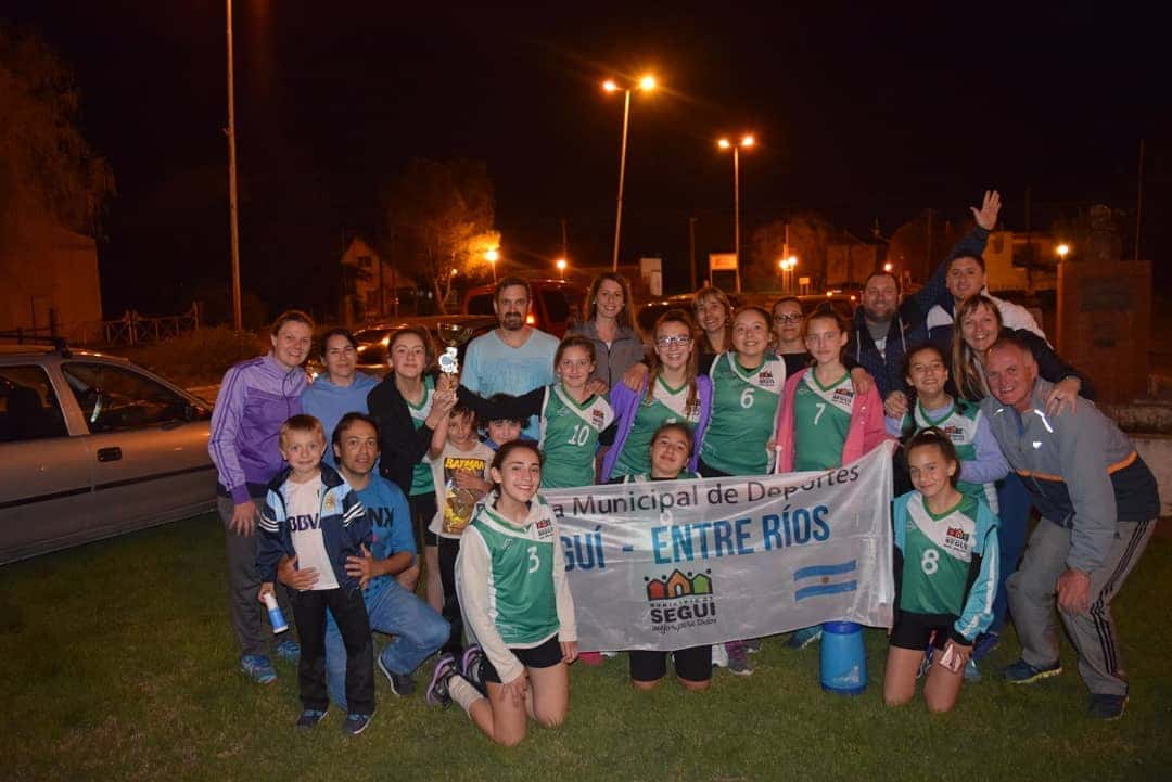 El equipo de voley sub 12 femenino de la Escuela Municipal de Seguí se consagraron subcampeonas nacionales