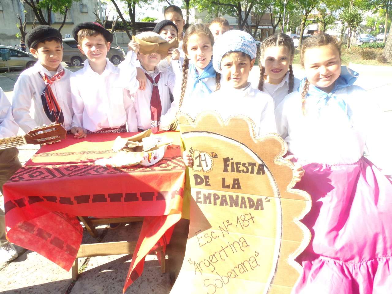 Alumnos de la escuela 187 Argentina Soberana promocionan la Fiesta de la Empanada