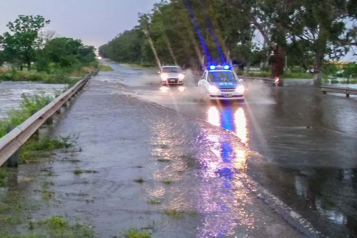 Debido a las intensas lluvias piden circular con precaución por la red vial entrerriana