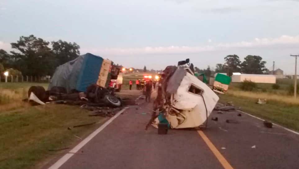 Choque frontal de camiones con importantes destrozos y dos heridos graves