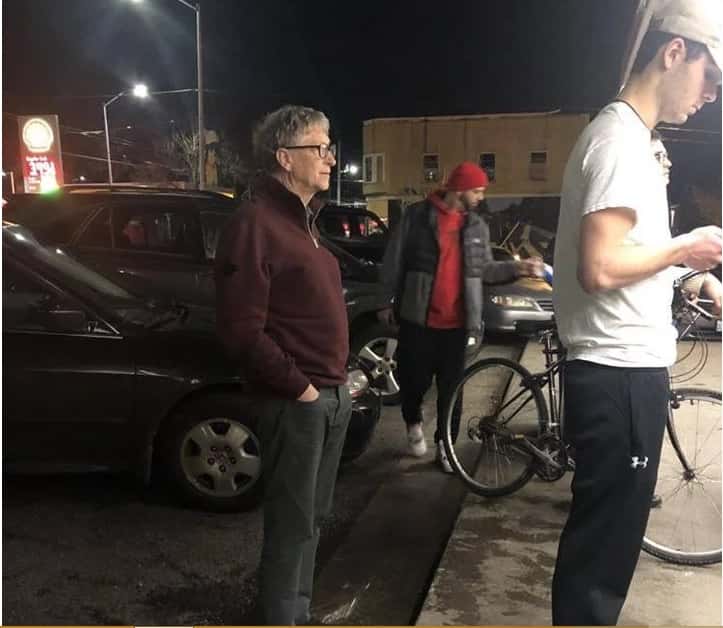 Bill Gates haciendo fila por una hamburguesa