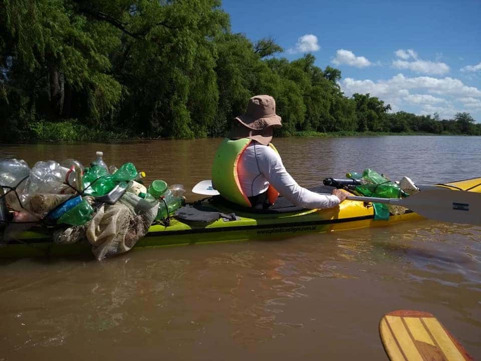 Kayakistas limpian el río mientras realizan sus destrezas