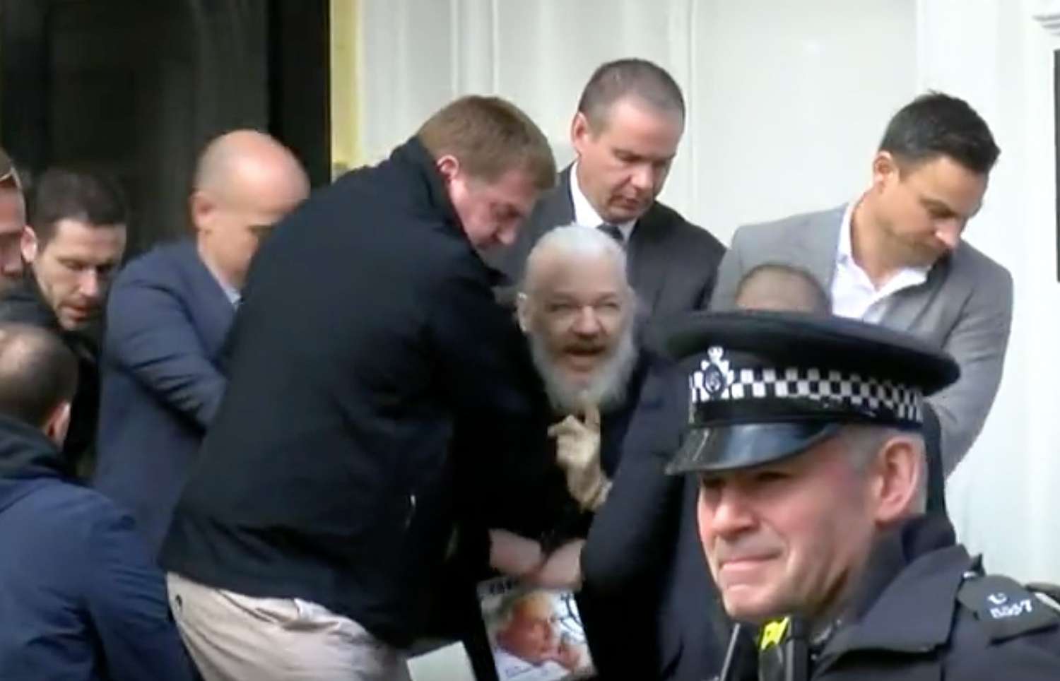 Assange arrestado en la Embajada de Ecuador en Londres