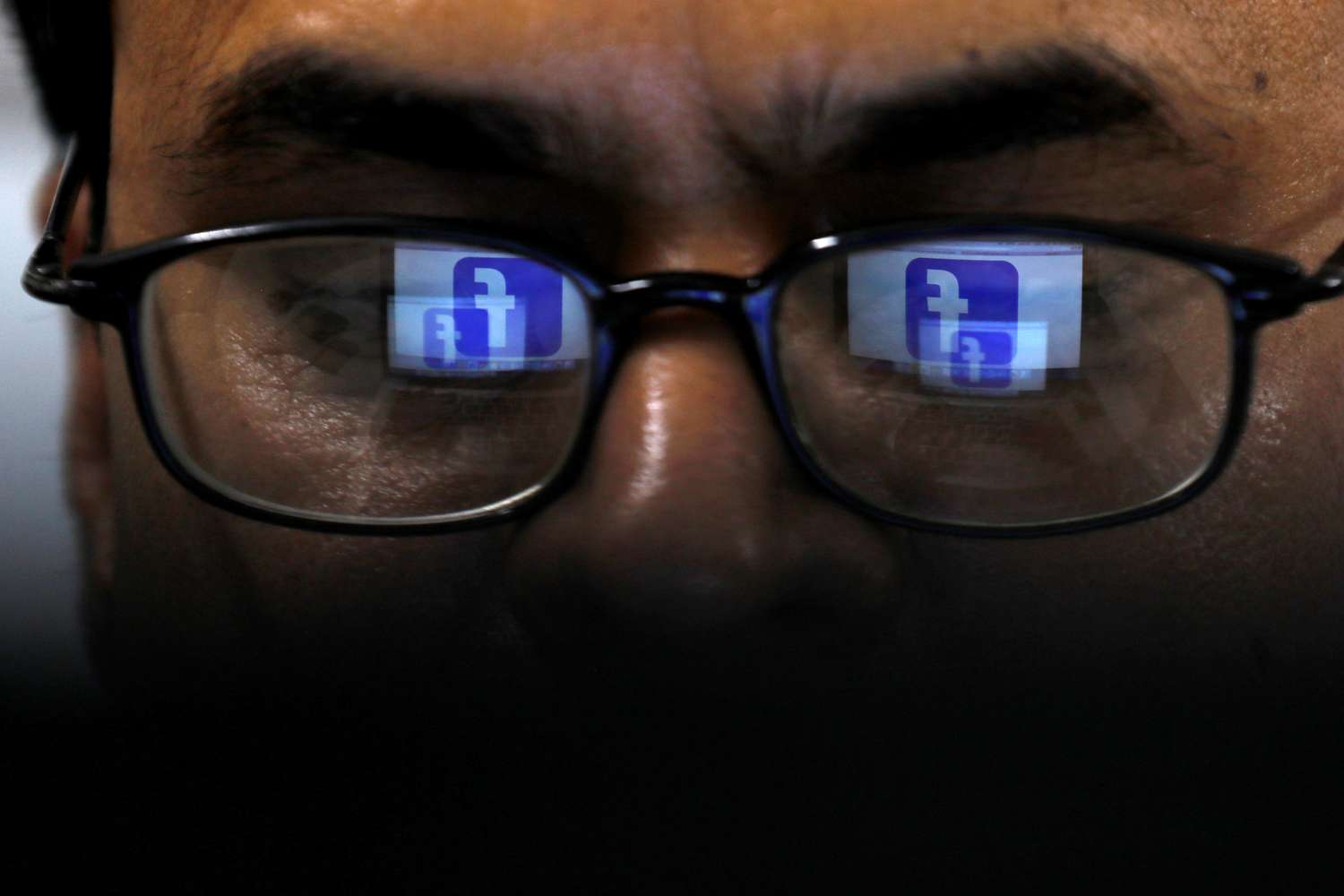 Facebook ‘etiqueta’ publicaciones a mano y surge la preocupación por la privacidad